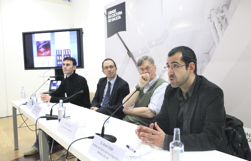 Mesa presidencial durante a conferencia de Sir Tim Hunt