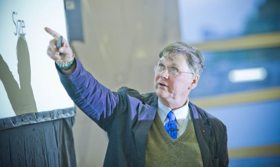 Sir Tim Hunt impartindo a conferencia