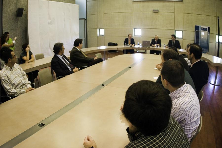 Momento da xuntanza de Richard Robert Ernst con investigadores