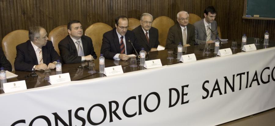 Mesa presidencial durante a conferencia de Richard Robert Ernst