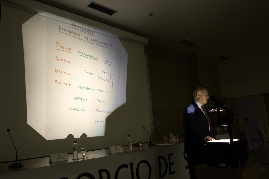 Sir Michael Francis Atiyah impartindo a conferencia