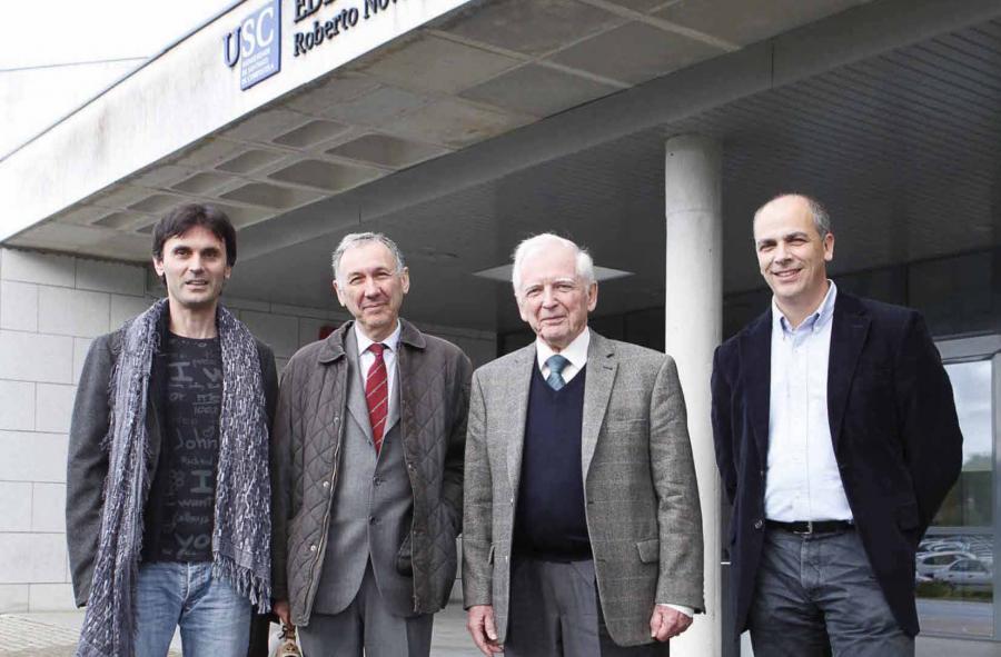 Harald zur Hausen ante el Edificio Roberto Novoa Santos