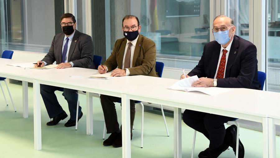 De esquerda a dereita, os reitores Julio E. Abalde (UDC), Antonio López (USC) e Manuel Joaquín Reigosa (UVIGO). Foto: Santi Alvite