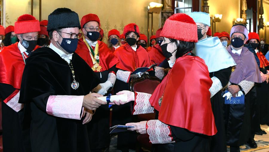 Momento da entrega do diploma