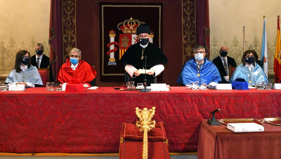 Mesa presidencial durante o discurso do Reitor