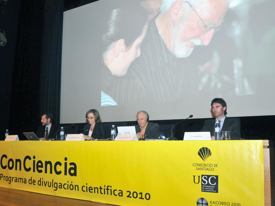 Mesa presidencial durante a conferencia de Sir Harold Walter Kroto