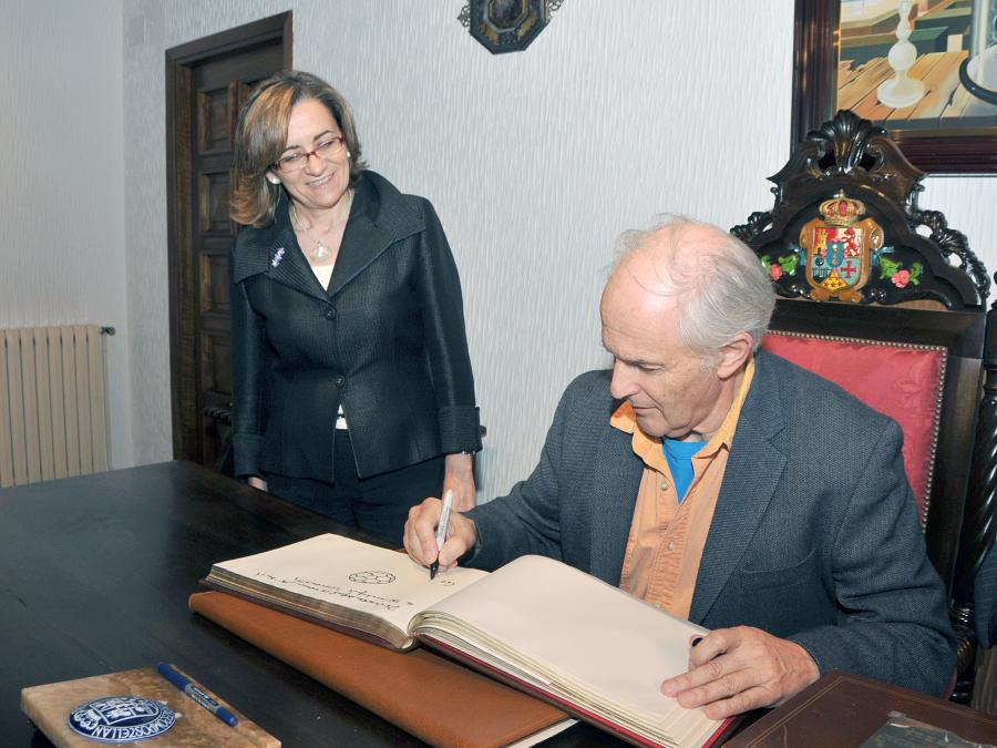 Sir Harold Walter Kroto asinando no libro de honra da USC