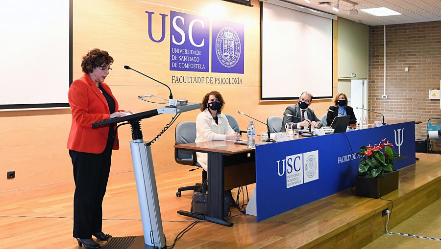 Toma de posesión da decana de Psicoloxía. FOTO: Santi Alvite