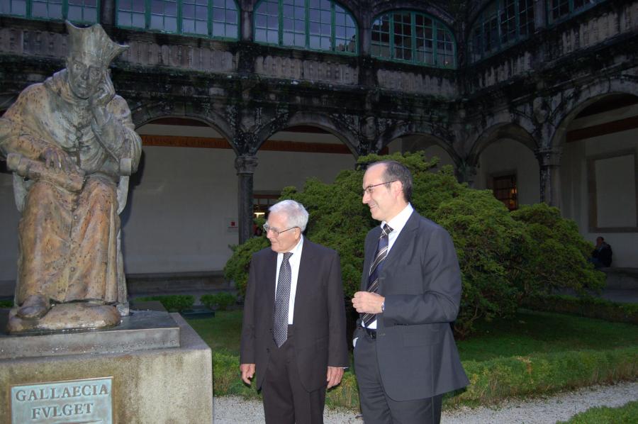 James Ephraim Lovelock e o reitor, Senén Barro, no Pazo de Fonseca