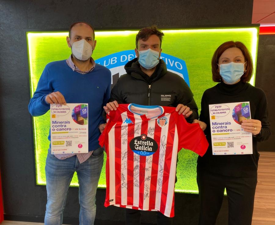 Rubén Albés amosa a camiseta do CD Lugo asinada polos xogadores, entre Víctor Pereira e Marta López Alonso