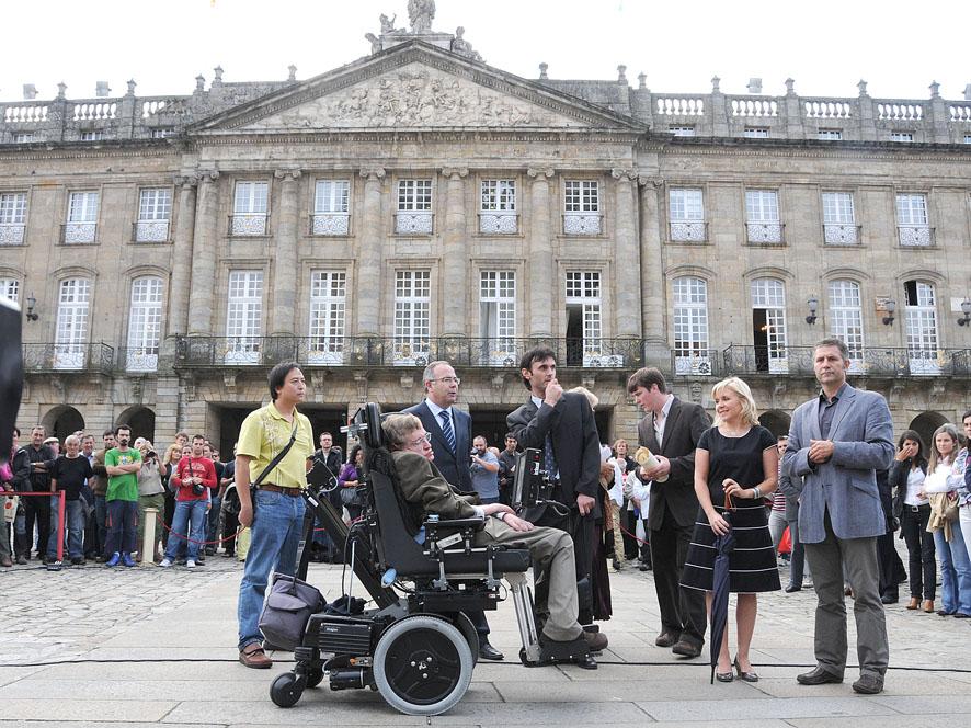 Stephen Hawking con autoridades na Praza do Obradoiro