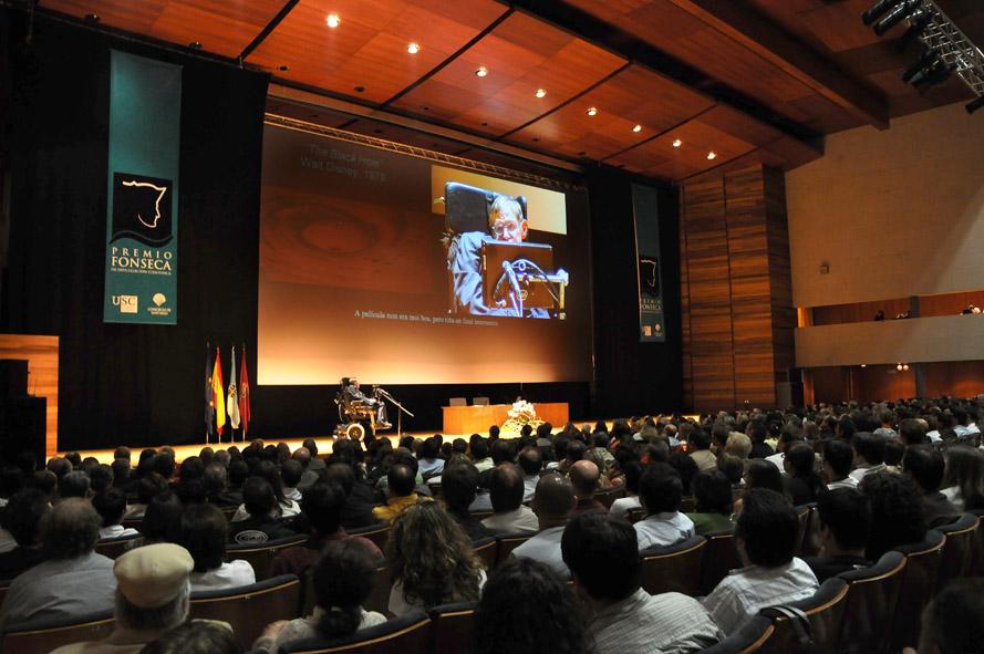 Momento da conferencia de Stephen Hawking