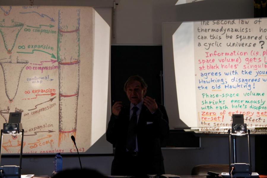 Momento da xuntanza de Sir Roger Penrose con investigadores