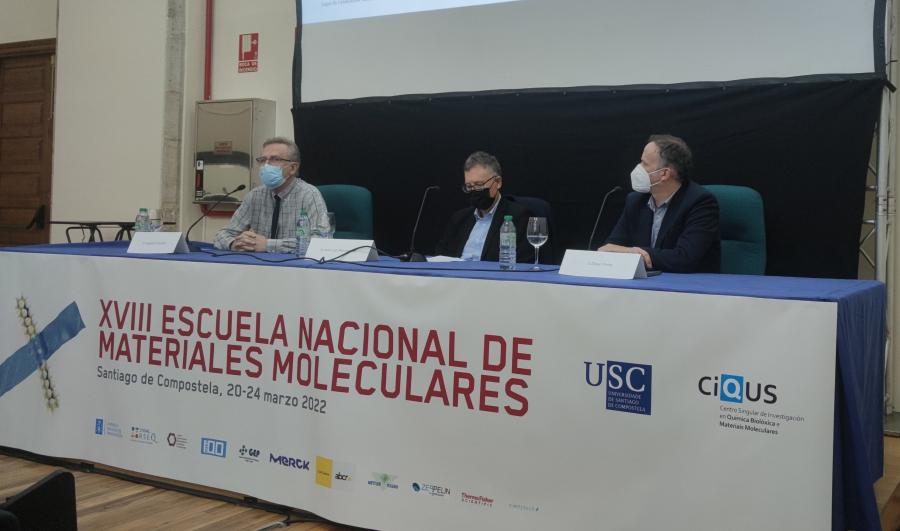 O director científico do CiQUS, José Luis Mascareñas, no centro da imaxe, participou na inauguración do evento 