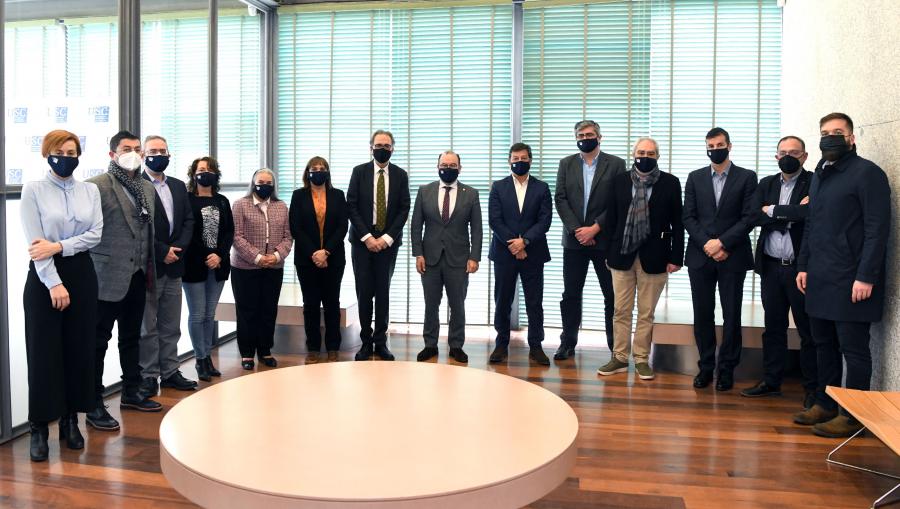 O ministro reuniuse con membros do equipo de goberno entrante e saínte. FOTO: Santi Alvite