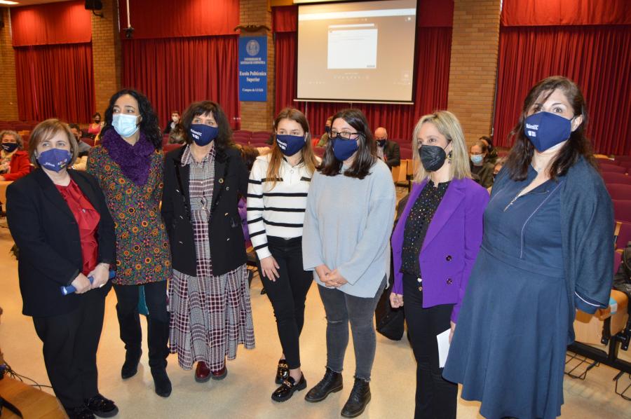 Nerea Romero e Carmen Freire, no centro, entre as autoridades académicas e políticas presentes no acto do Día da Muller na EPS de Enxeñaría