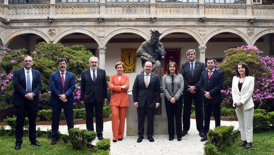 De esquerda a dereita, Gumersindo Feijoo, Javier Ferreira, Ernesto González, Pilar Murias, Antonio López, María José López, Vicente Pérez, Francisco Fraga e Dulce García. FOTO: Santi Alvite