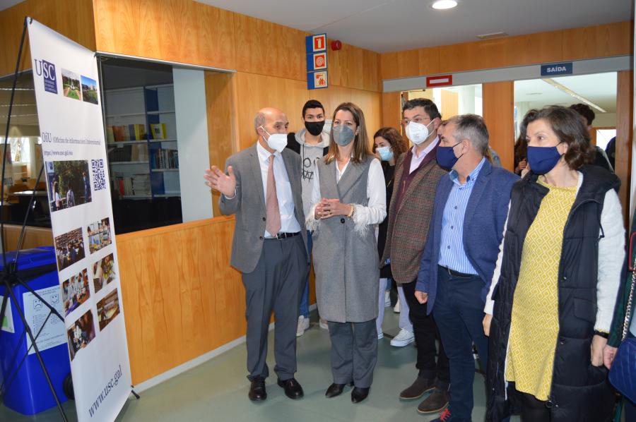 Celso Rodríguez, Lara Méndez, Francisco Fraga, Antonio Álvarez e Elvira López Mosquera, na entrada da Biblioteca Intercentros