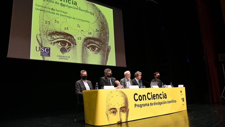 Mesa presidencial da conferencia de David MacMillan