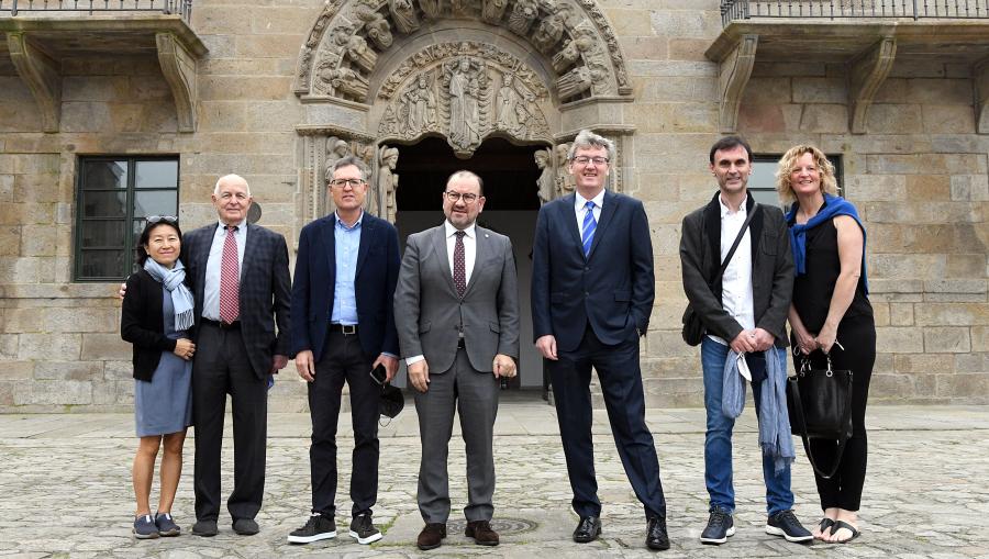 Autoridades con David MacMillan ante o Colexio San Xerome