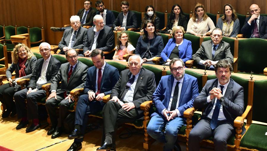 Asistentes ao acto de imposición da Insignia de Ouro da USC celebrado en Fonseca. Foto: Santi Alvite