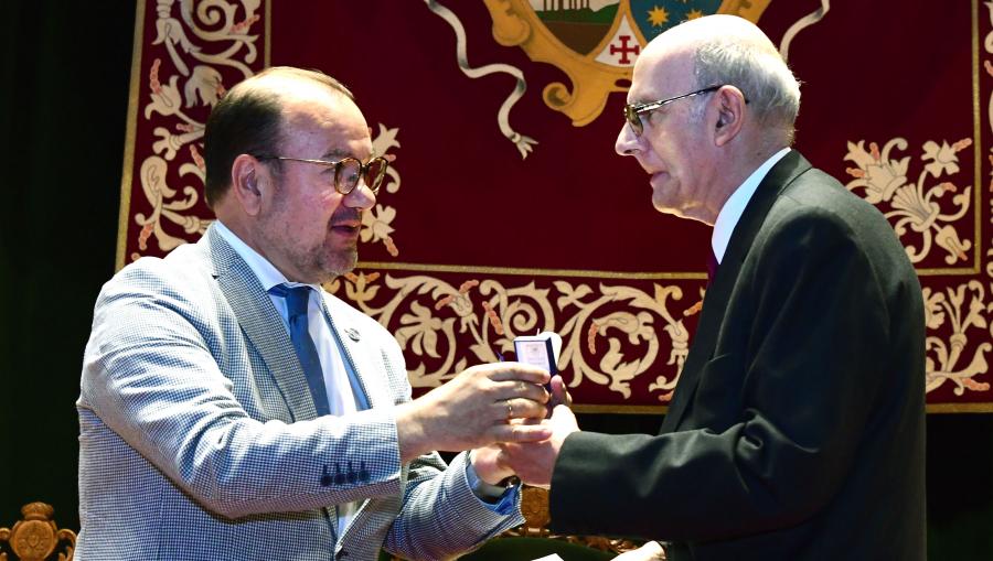 Acto de imposición da Insignia de Ouro da USC. Foto: Santi Alvite