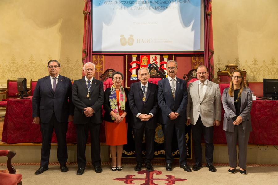De de esquerda a dereita, o reitor da Universidade da Coruña, Julio Abalde; a presidenta do Consello da Cultura Galega, Rosario Álvarez Blanco; o Catedrático Emérito de Química Física e Profesor Ad honorem da USC, Miguel Ángel Ríos Fernández; Carlos Pajares; o presidente da RAGC, Juan Lema Rodicio; o reitor da USC, Antonio López; e a vicerreitora de Responsabilidade Social, Internacionalización e Cooperación da Universidade de Vigo, María Isabel Doval. FOTO: Suso Rivas.