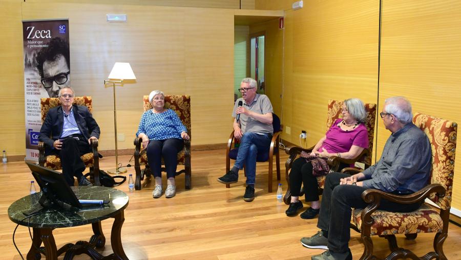 De esquerda a dereita, Francisco Fanhais, Maite Angulo Carballal, Suso Iglesias, Zélia Afonso e Emilio Pérez Touriño no coloquio da homenaxe. Foto: Santi Alvite
