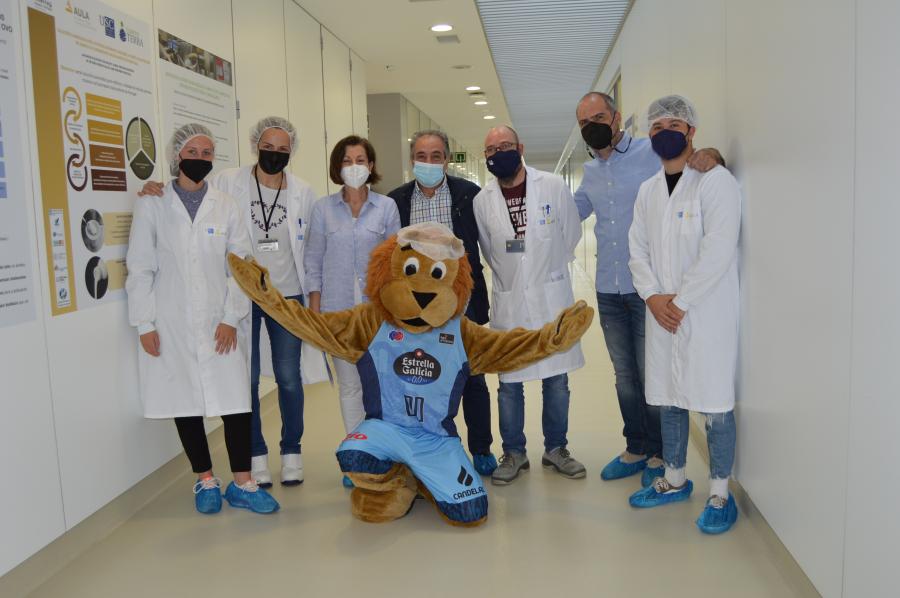 Personal da APLTA e responsables do equipo de Goberno da USC con 'Máximus', a mascota do CB Breogán