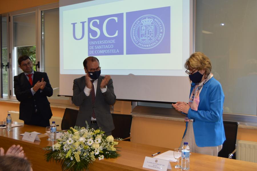 Francisco Fraga e Antonio López aplauden a Asteria Luzardo trala súa toma de posesión de como decana de Ciencias