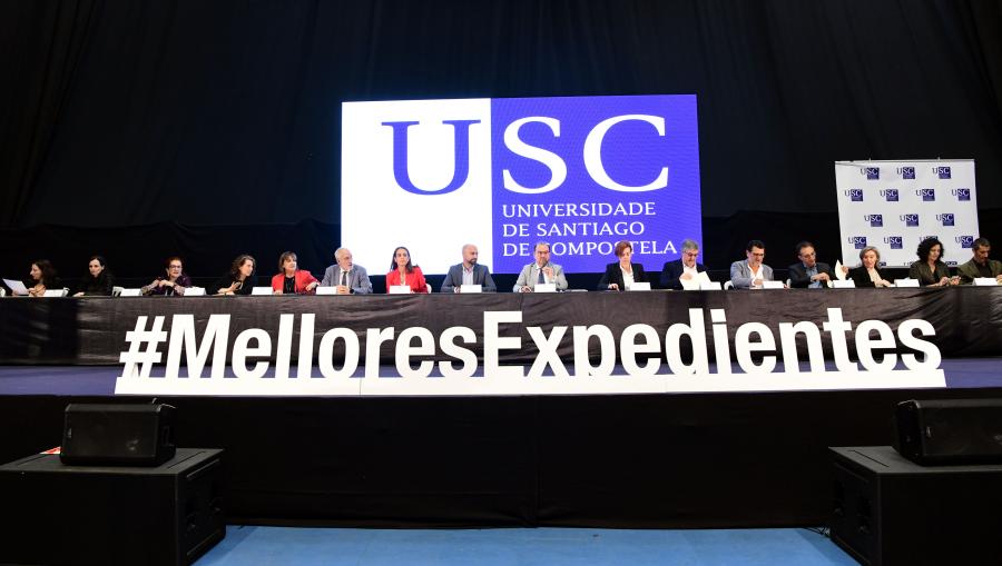 O reitor Antonio López presidiu este acto de recoñecemento aos mellores expedientes nas ABAU. Foto: Santi Alvite 