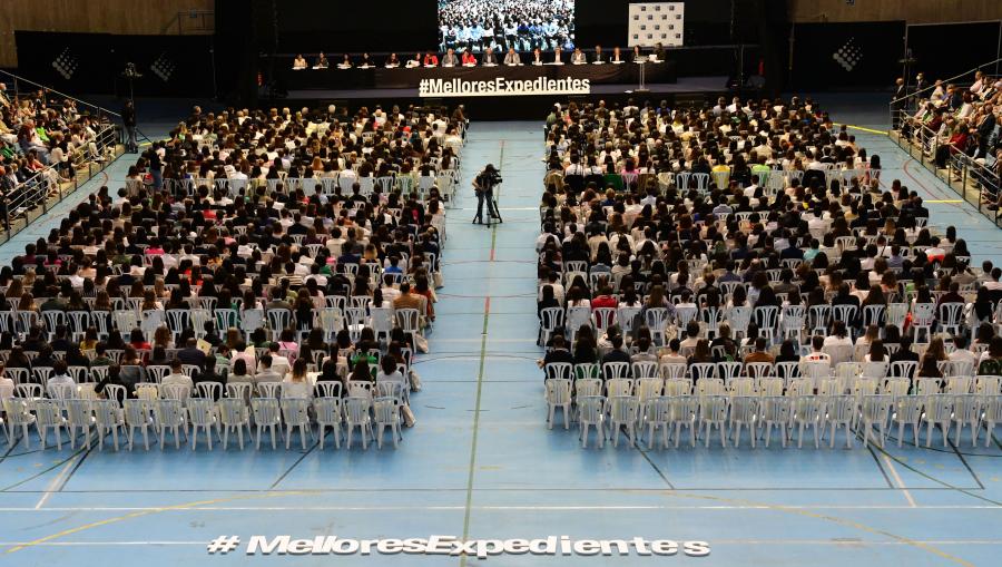 Vista xeral das persoas asistentes ao acto de recoñecemento da USC ás e aos estudantes con mellores expedientes nas ABAU. FOTO: Santi Alvite