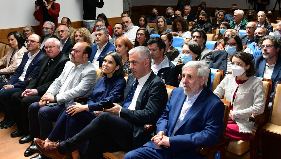 O reitor participou no acto inaugural da mostra. FOTO: Santi Alvite