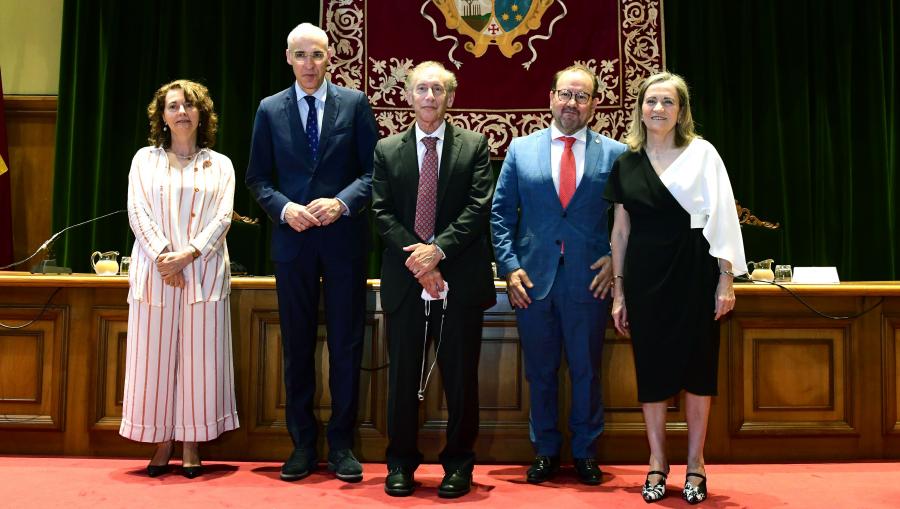 De esquerda a dereita, Dulce García, Francisco Conde, Robert Langer, Antonio López e María José Alonso. FOTO: Santi Alvite