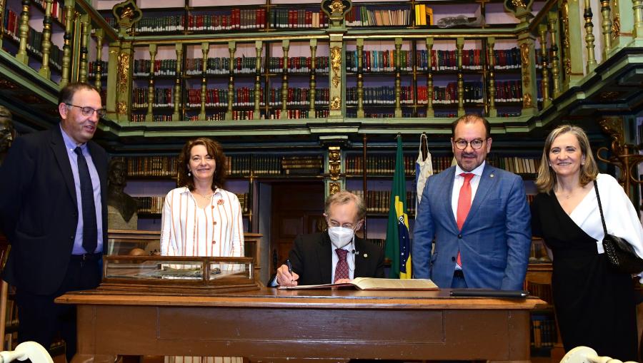 Langer asinou no Libro de Honra da USC. FOTO: Santi Alvite
