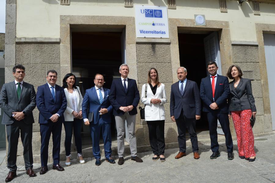 O reitor e o presdidente da Xunta no centro, con autoridades académicas e politicas