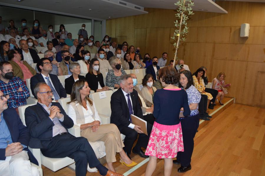 As profesoras Romero e Mosquera agasallan cunha planta a Antonio Rigueiro