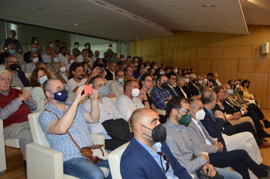 Asistentes ao acto de entrega da Insignia de Ouro da USC ao catedrático Antonio Rigueiro