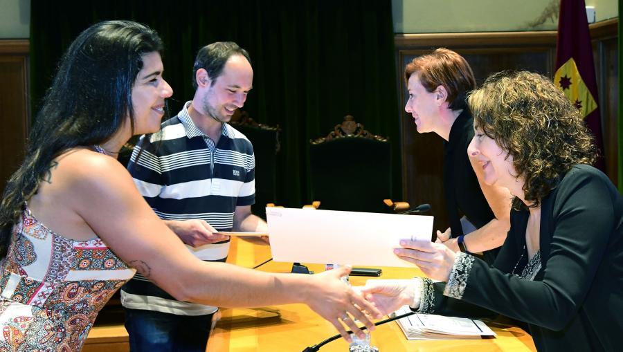 A vicerreitora de Estudantes e Cultura, Pilar Murias, e a secretaria Xeral da USC, Dulce García Mella entregan diplomas a dúas das persoas participantes. FOTO: Santi Alvite