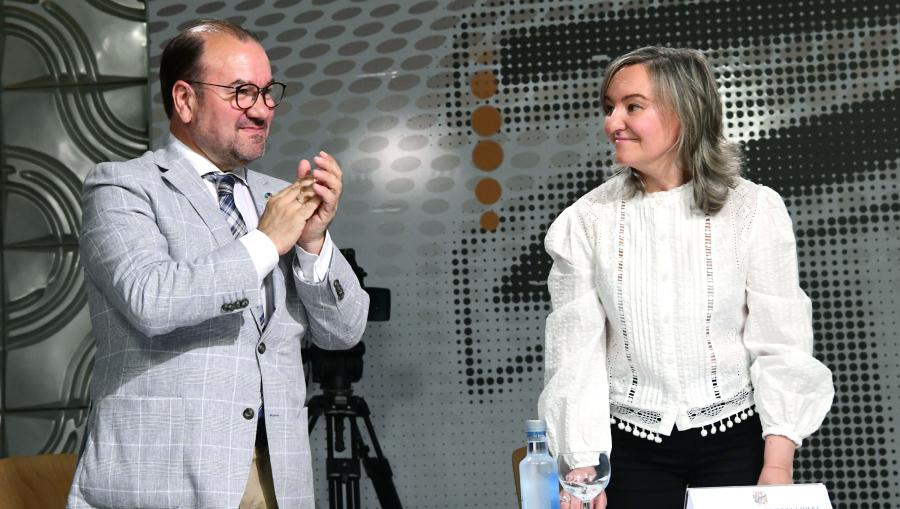 O reitor e a nova decana no acto de toma de posesión. FOTO: Santi Alvite
