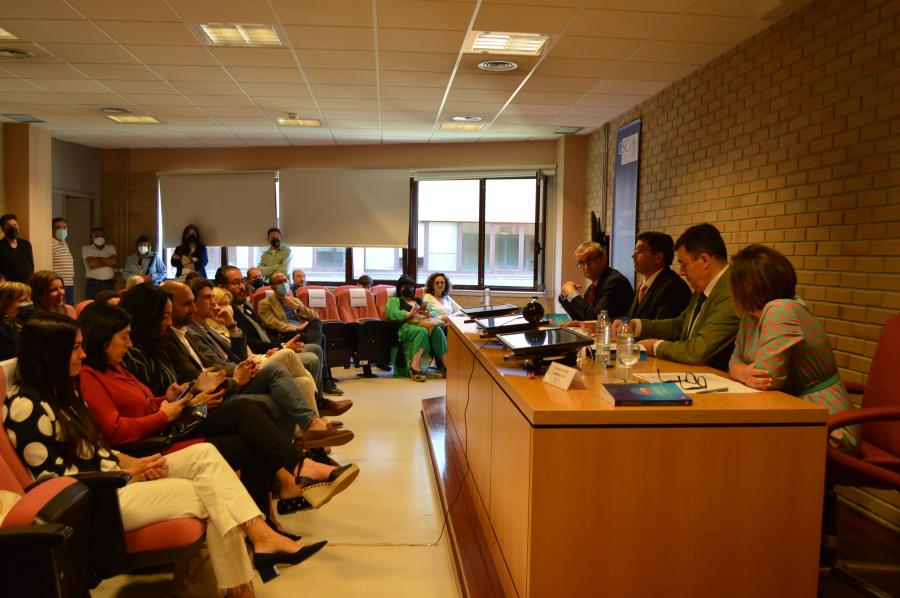 Asistentes á presentación do volume 'La gestión cultural en la era digital', na Facultade de Humanidades'