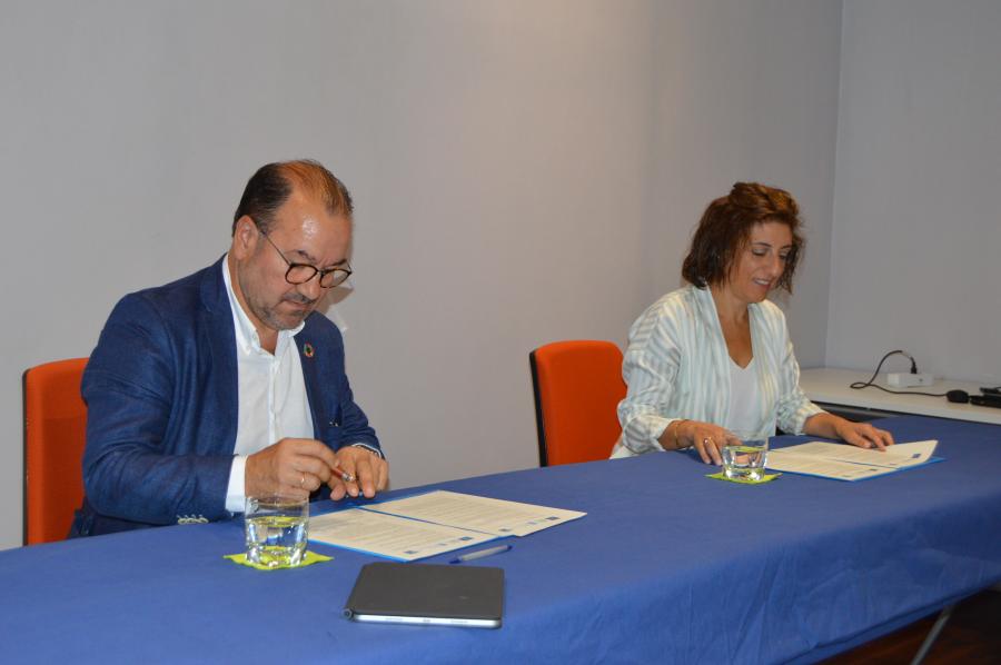 Antonio López e Ángeles Vázquez asinan o convenio para o Life Insular na sede do Ibader