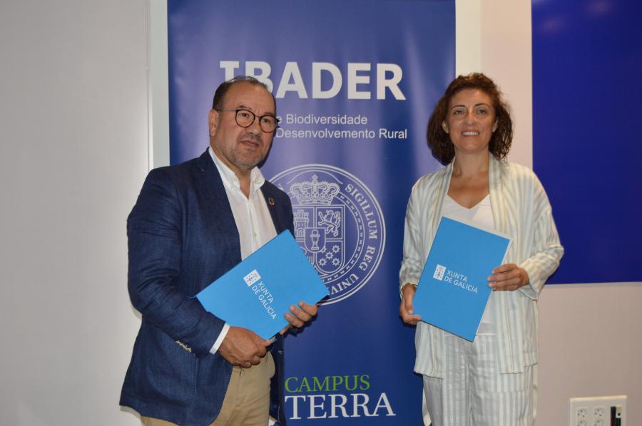 Antonio López e Ángeles Vázquez amosan o convenio para o Life Insular na sede do Ibader