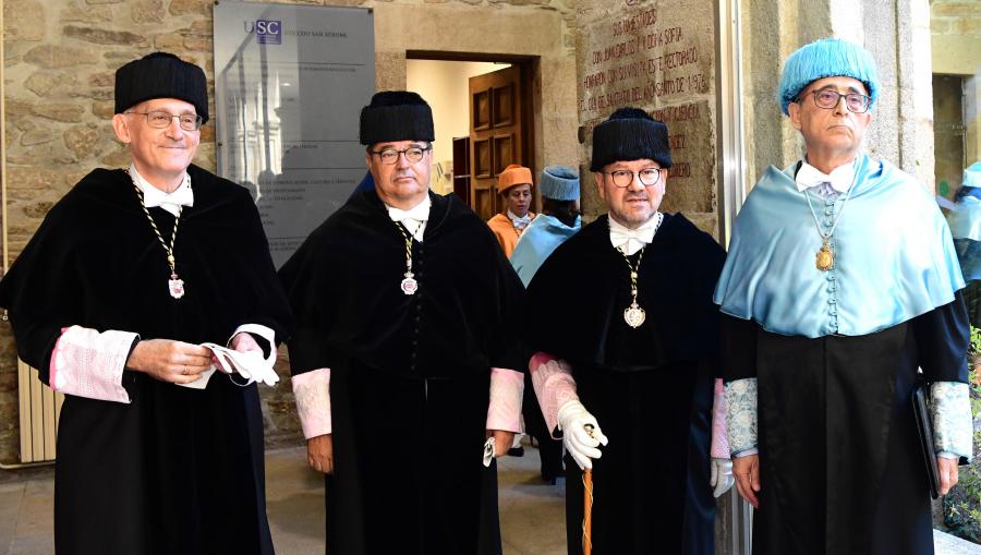 Os tres reitores xunto ao profesor José Carlos Bermejo. FOTO: Santi Alvite