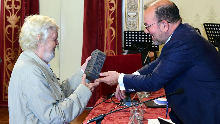 Entrega do Porteiro Garea a Xosé Manuel Beiras. FOTO: Santi Alvite