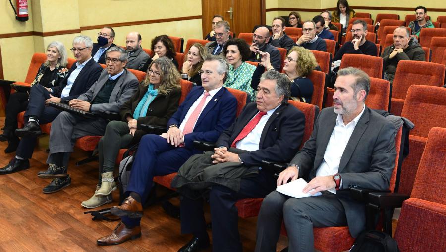 A Facultade de Ciencias Económicas e Empresariais acolleu a homenaxe a Manuel Botana na celebración do vixésimo aniversario do CECOOP. FOTO: Santi Alvite