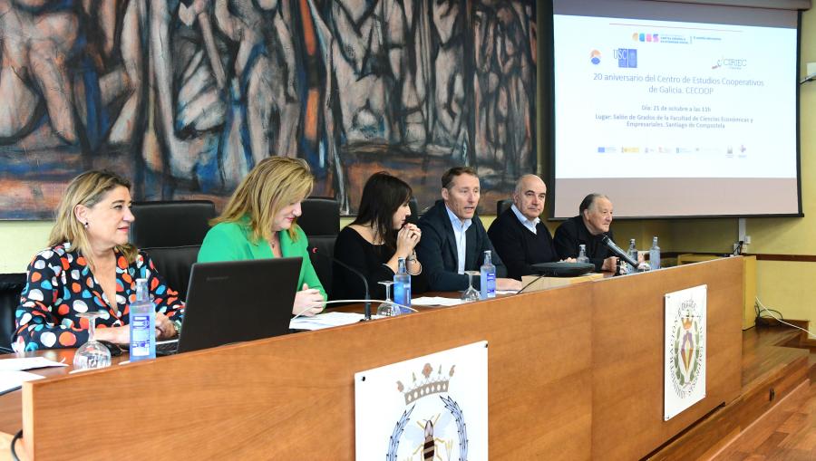 De esquerda a dereita, Maite Cancelo, Adoración Mozas, María Jesús Lorenzana Somoza, Luis Otero, Xoán Doldán e Manuel Botana. FOTO: Santi Alvite
