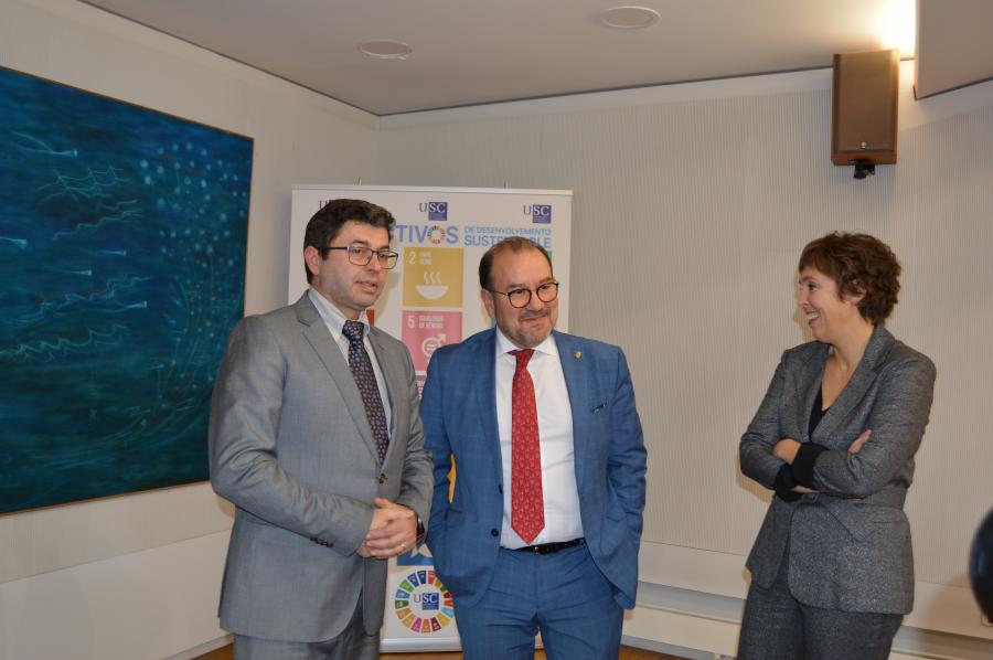 Francisco Fraga, Antonio López e Carlota López, no edificio da USC na luguesa Praza de Pío XII