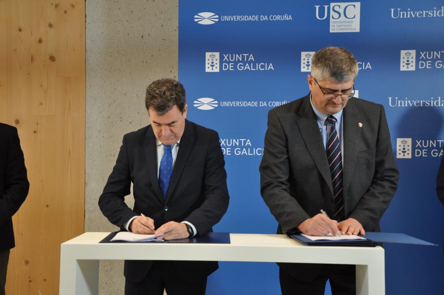 Román Rodríguez e Vicente Pérez no acto de sinatura. FOTO: Duvi