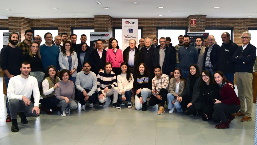 Foto de familia co persoal investigador do iMATUS. FOTO: Santi Alvite